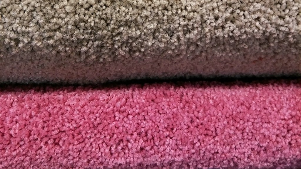 Does white vinegar remove stains on carpet?